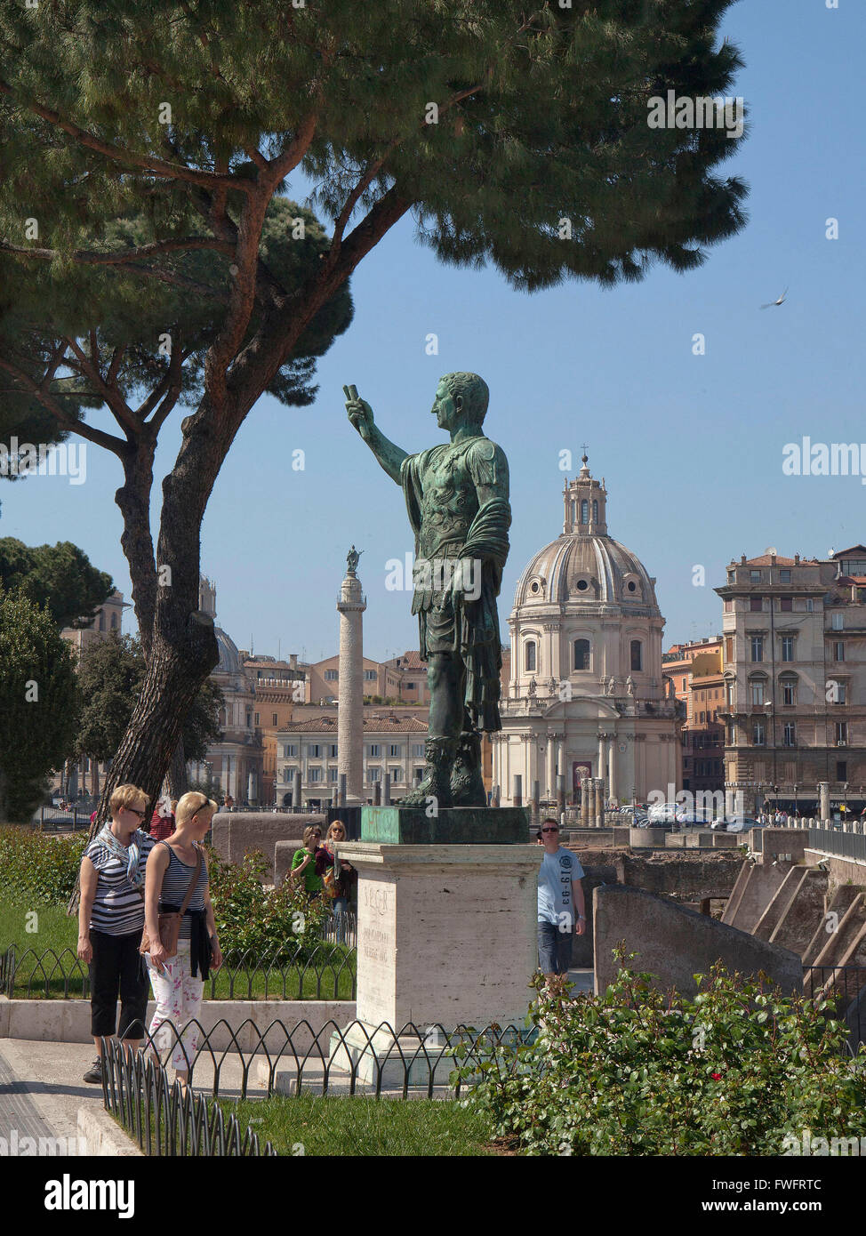 ROME,ITALY statue of Julius Caesar Stock Photo Alamy