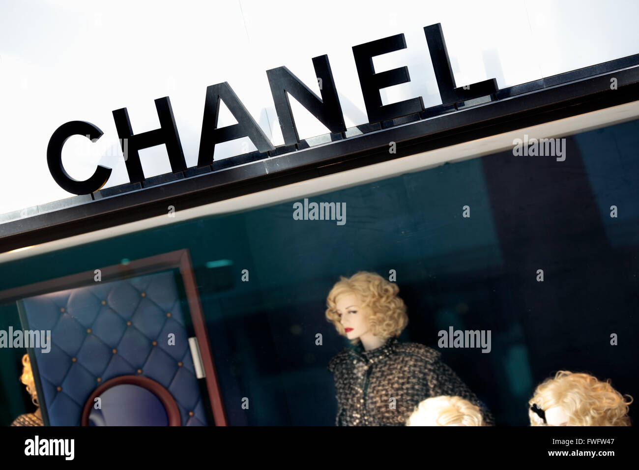 Chanel Boutique Store Window Display Emquartier Stock Photo 698052298