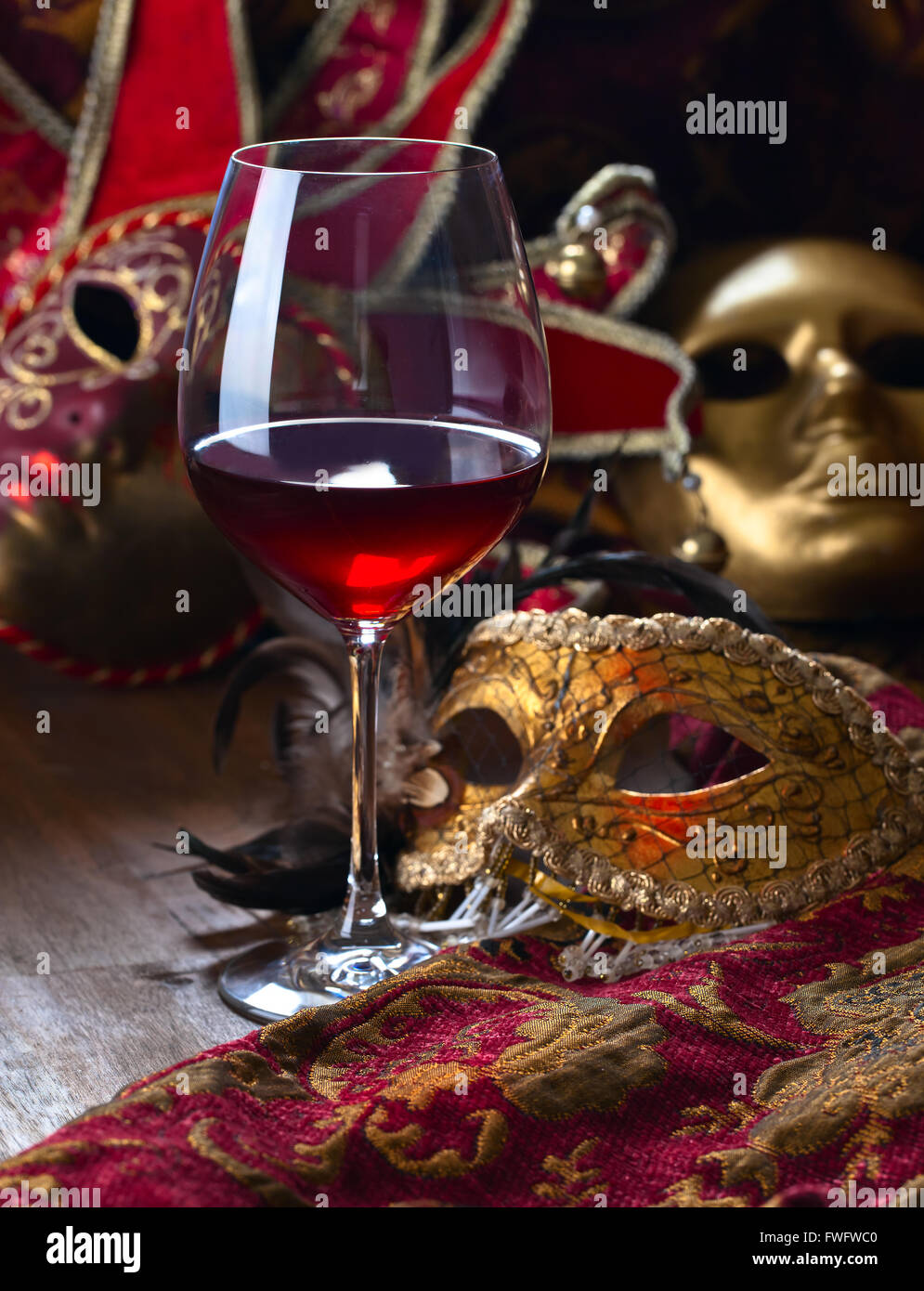 Old gold venetian masks red hi-res stock photography and images - Alamy