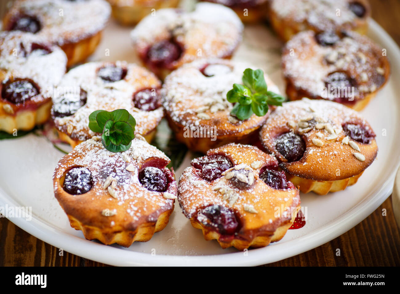 шарлотка с яблоками классический. пирог с орехами. выпечка с ежевикой. ежевичные пирожные. домашняя пп выпечка.