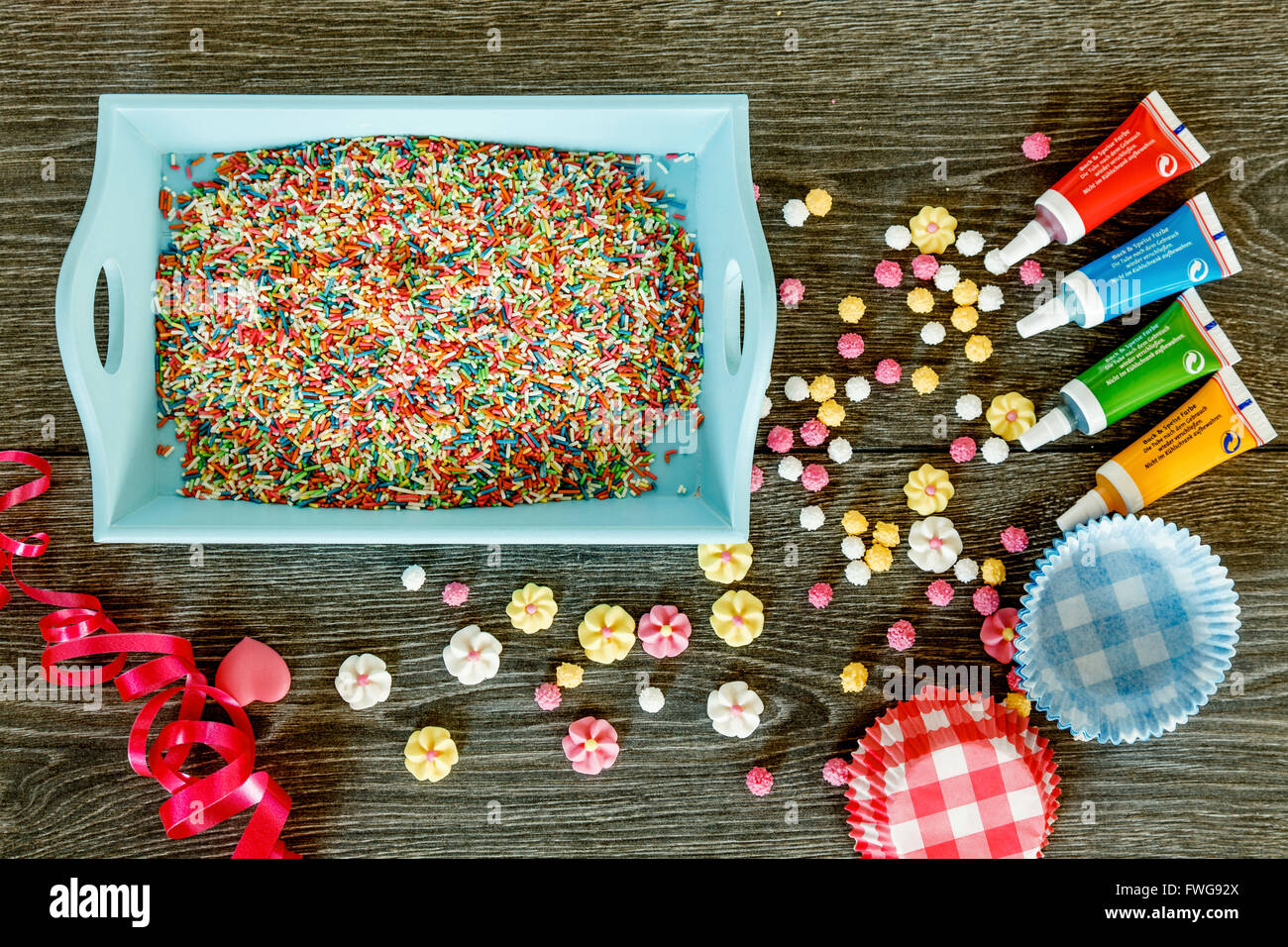How to Decorate a Cake With Sprinkles: Easy Method