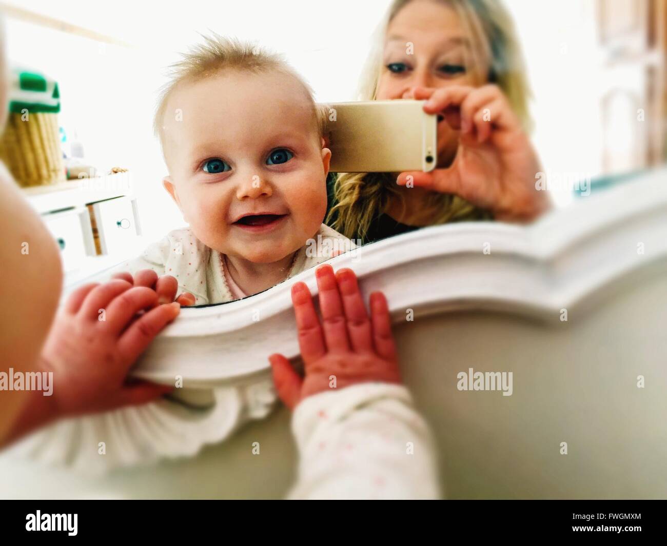 Baby in front of mirror hires stock photography and images Alamy