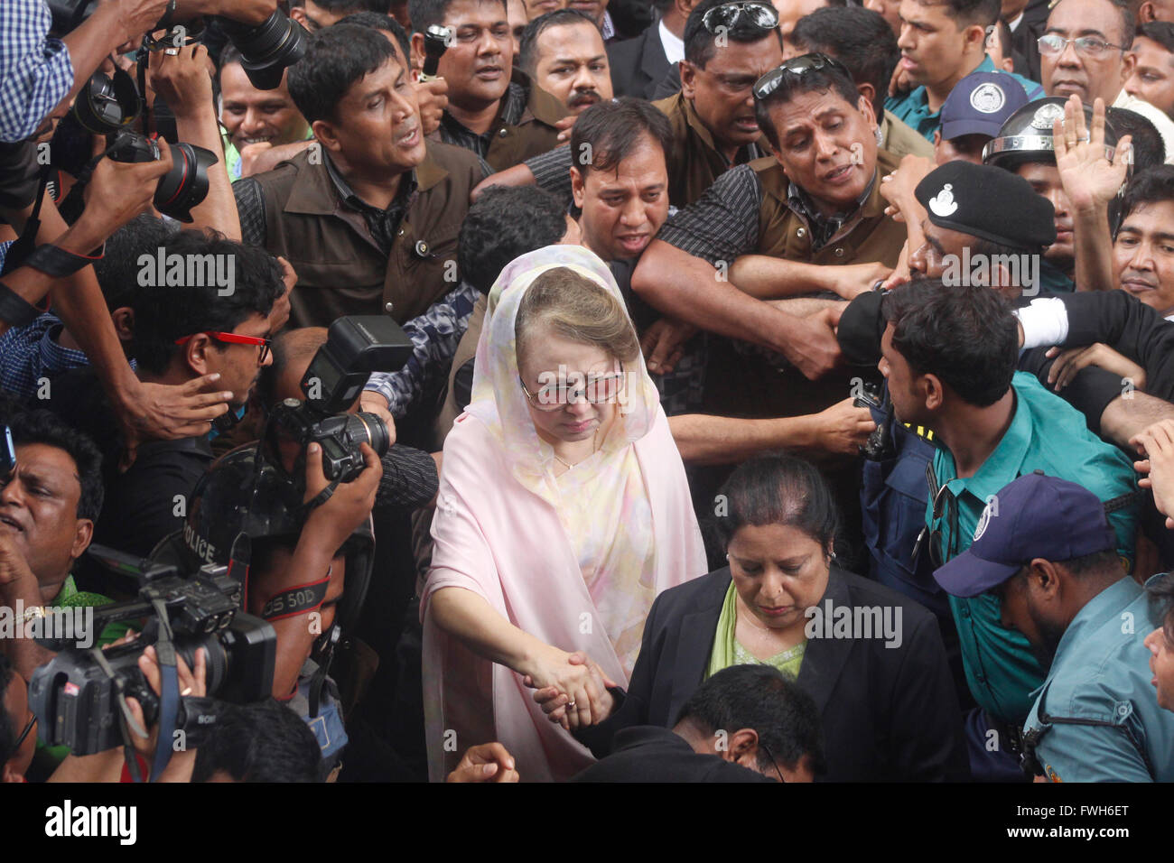 Dhaka, Bangladesh. 5th April, 2016. Former Bangladeshi prime minister and Bangladesh Nationalist Party (BNP) leader Khaleda Zia appears at Court of Dhaka’s Special Judge in Dhaka on April 5, 2016.  A court in Bangladesh granted bail to opposition leader Khaleda Zia on April 5 after issuing a warrant for her arrest over a deadly fire-bomb attack on a bus, her lawyer said. Credit:  Mamunur Rashid/Alamy Live News Stock Photo