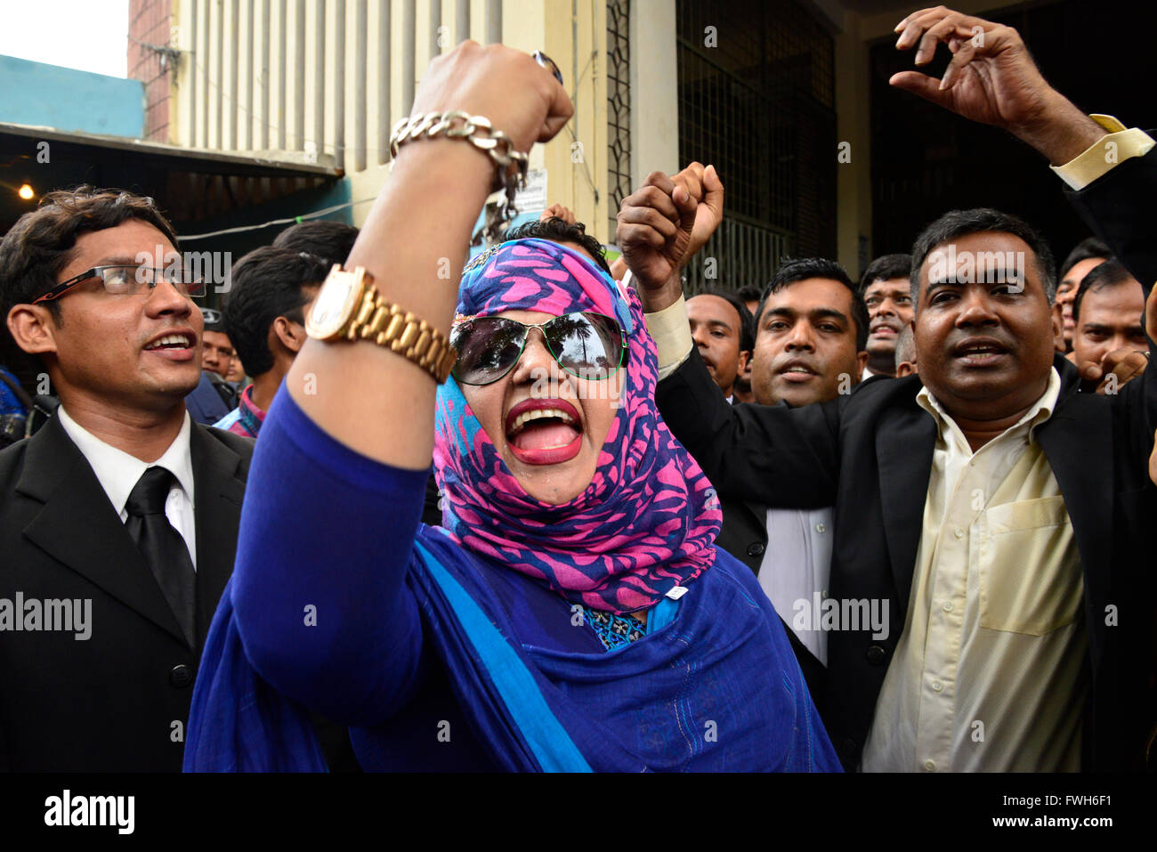 Dhaka, Bangladesh. 5th April, 2016. Bangladesh Nationalist Party (BNP) supporters and lawyers shout slogans as former Bangladesh prime minister and Bangladesh Nationalist Party (BNP) leader Khaleda Zia appears in court in Dhaka on April 5, 2016. A court in Bangladesh granted bail to opposition leader Khaleda Zia on April 5 after issuing a warrant for her arrest over a deadly fire-bomb attack on a bus, her lawyer said. Credit:  Mamunur Rashid/Alamy Live News Stock Photo