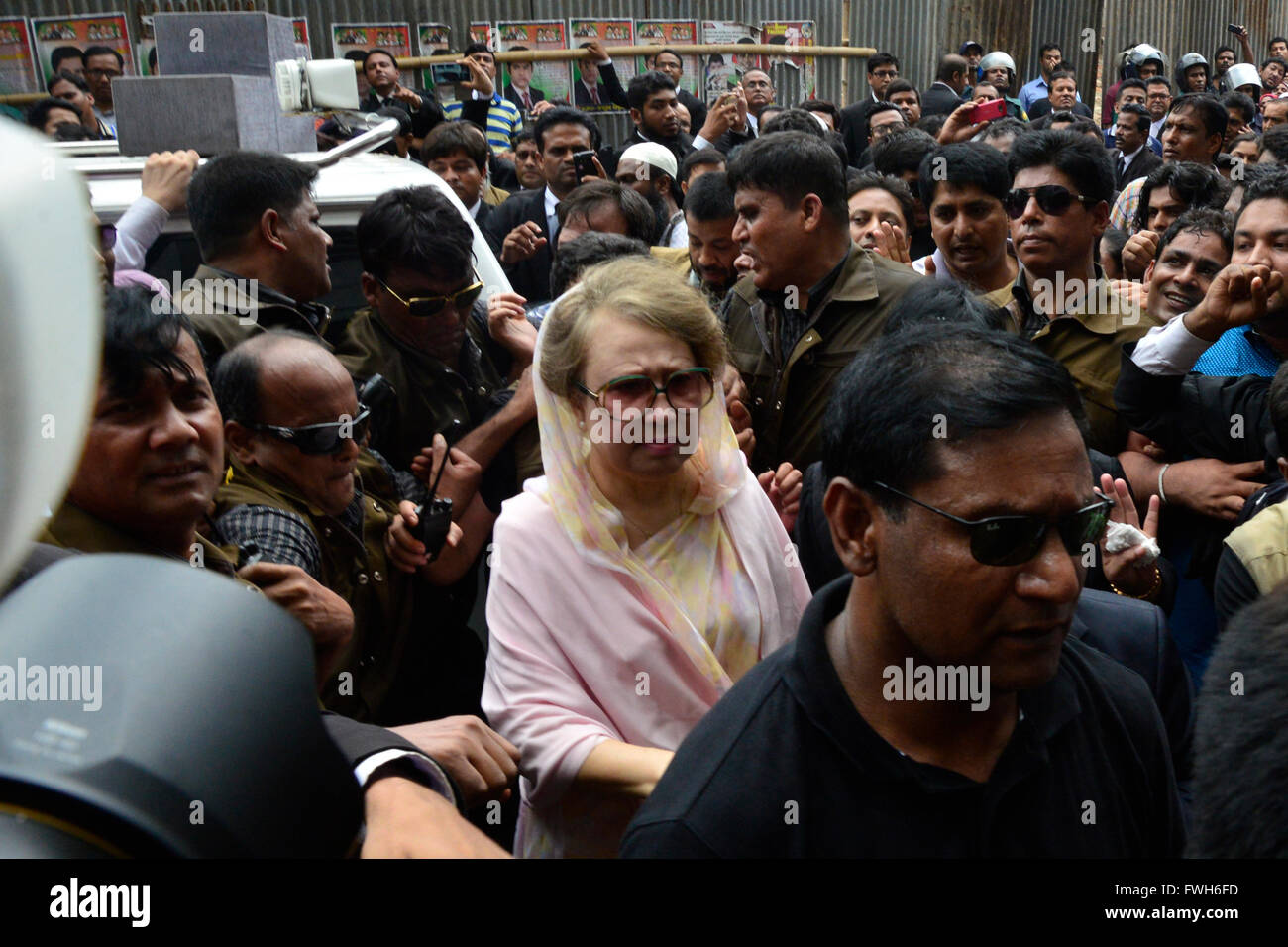 Dhaka, Bangladesh. 5th April, 2016. Former Bangladeshi prime minister and Bangladesh Nationalist Party (BNP) leader Khaleda Zia arrives at Court of Dhaka’s Chief Metropolitan Magistrate in Dhaka on April 5, 2016.  A court in Bangladesh granted bail to opposition leader Khaleda Zia on April 5 after issuing a warrant for her arrest over a deadly fire-bomb attack on a bus, her lawyer said. Credit:  Mamunur Rashid/Alamy Live News Stock Photo