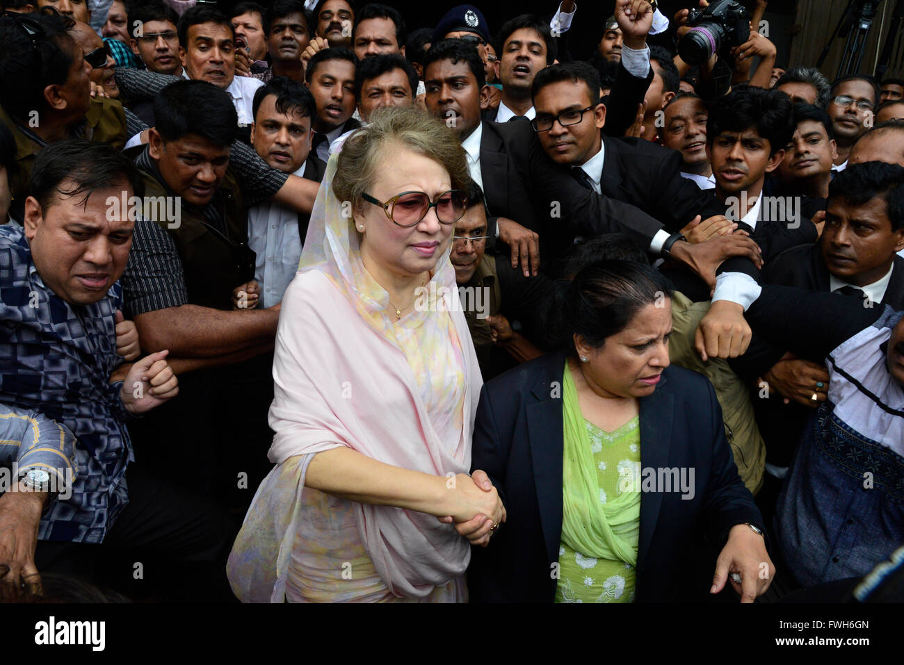 Dhaka, Bangladesh. 5th April, 2016. Former Bangladeshi prime minister and Bangladesh Nationalist Party (BNP) leader Khaleda Zia appeared at Court of Dhaka’s Chief Metropolitan Magistrate in Dhaka on April 5, 2016.  A court in Bangladesh granted bail to opposition leader Khaleda Zia on April 5 after issuing a warrant for her arrest over a deadly fire-bomb attack on a bus, her lawyer said. Credit:  Mamunur Rashid/Alamy Live News Stock Photo