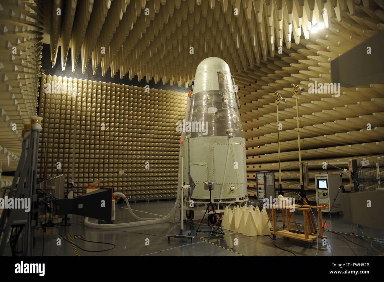 Jiuquan. 8th Sep, 2015. Photo provided by the Chinese Academy of Sciences, taken on Sept. 8, 2015 shows the SJ-10 Satellite under experiment. China put into space a retrievable scientific research satellite SJ-10 in the early hours of Wednesday in a fresh bid to aid scientists back on Earth in studying microgravity and space life science. © Chinese Academy of Sciences/Xinhua/Alamy Live News Stock Photo