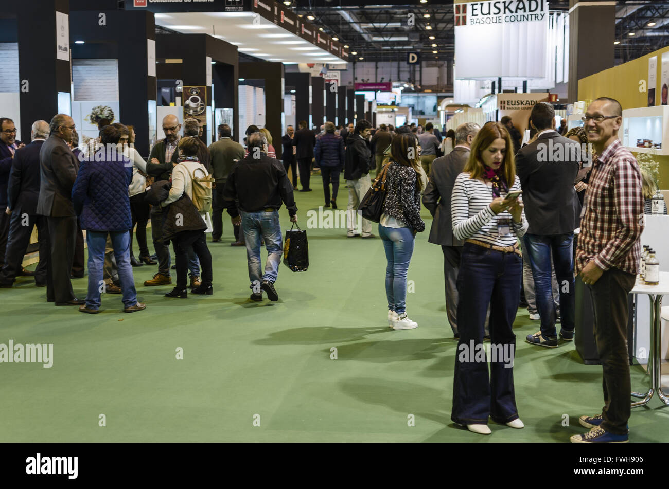 Madrid, Spain, 5 th April 2016. Ifema. Visitors view in a stand of the Gourmet food fair. Enrique Davó/Alamy Live News. Stock Photo
