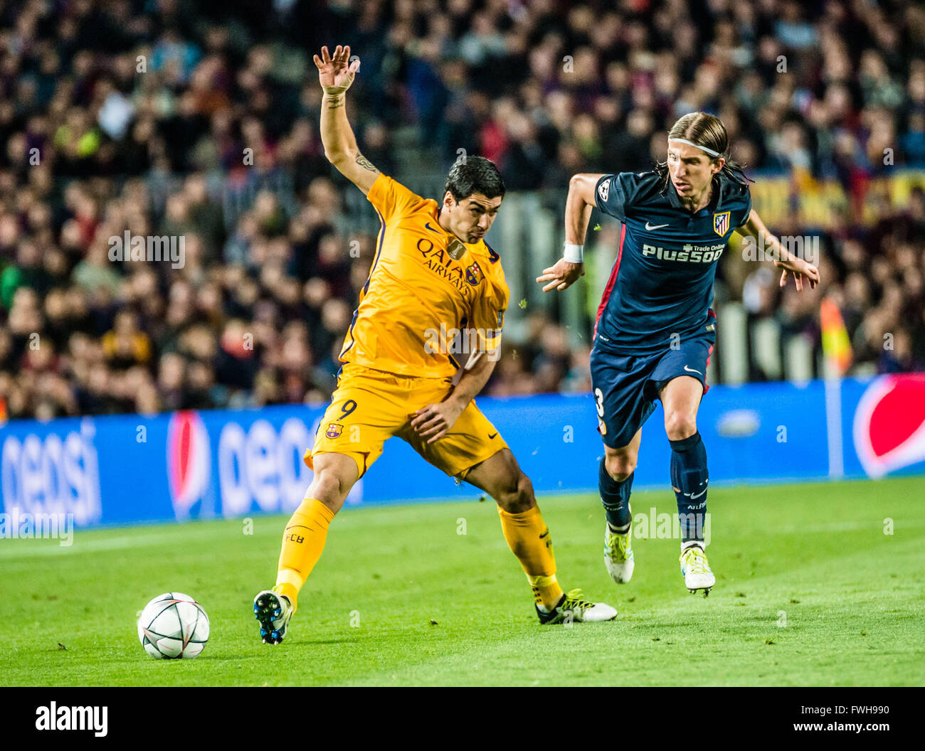 Barcelona, Catalonia, Spain. 5th Apr, 2016. FC Barcelona forward SUAREZ competes for the ball during the first leg of the Champions League quarter-final at the Camp Nou stadium in Barcelona Credit:  Matthias Oesterle/ZUMA Wire/Alamy Live News Stock Photo