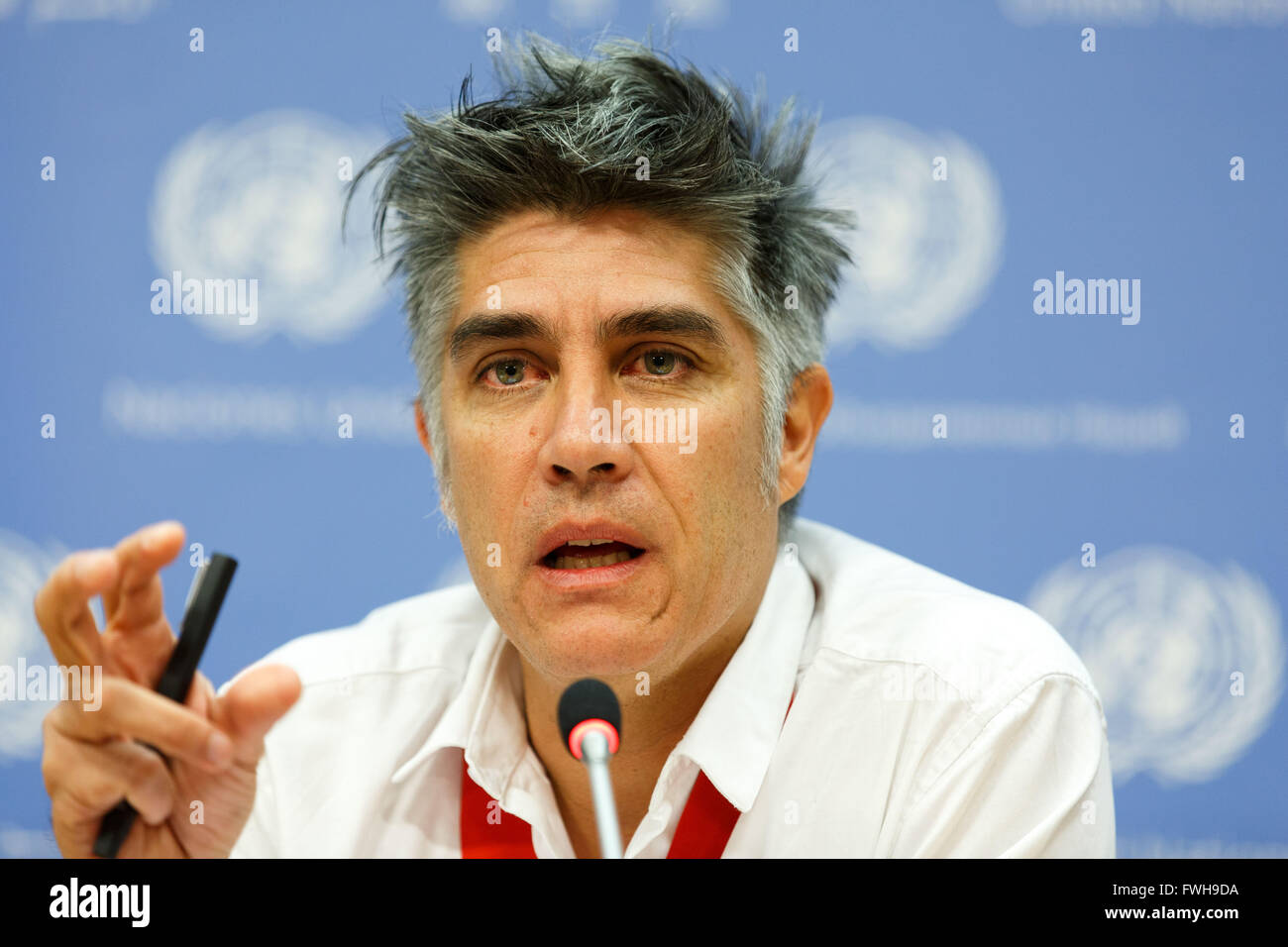 New York, United Nations headquarters in New York. 5th Apr, 2016. Alejandro Aravena, Chilean architect and winner of the Pritzker Architecture Prize for 2016, briefs journalists on the link between architecture and sustainable development, at the United Nations headquarters in New York, April 5, 2016. The Sustainable Development Goals Fund (SDGF) and Pritzker Architecture Prize laureate Alejandro Aravena draw on the role of architecture to improve livelihoods and achieve Sustainable Development Goals (SDG). © Li Muzi/Xinhua/Alamy Live News Stock Photo