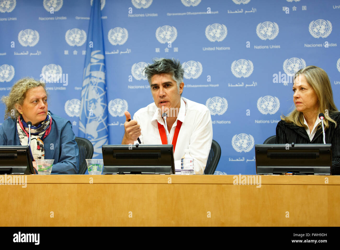 (160405) -- NEW YORK, April 5, 2016 (Xinhua) -- Alejandro Aravena, Chilean architect and winner of the Pritzker Architecture Prize for 2016, briefs journalists on the link between architecture and sustainable development, at the United Nations headquarters in New York, April 5, 2016. He is flanked by Paloma Duran (L), director of the Sustainable Development Goals Fund at the UN Development Programme (UNDP) and Martha Thorne, executive director of the Pritzker Architecture Prize. The Sustainable Development Goals Fund (SDGF) and Pritzker Architecture Prize laureate Alejandro Aravena draw on the Stock Photo