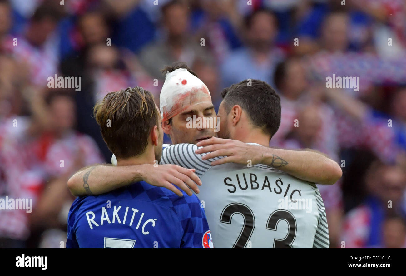 (L-R) Ivan Rakitic, Vedran Corluka and goalkeeper Danijel Subasic of Croatia celebrate after the UEFA Euro 2016 Group D soccer match between Turkey and Croatia in the Parc de Princes stadium in Paris, June 12, 2016. Photo: Peter Kneffel/dpa (RESTRICTIONS APPLY: For editorial news reporting purposes only. Not used for commercial or marketing purposes without prior written approval of UEFA. Images must appear as still images and must not emulate match action video footage. Photographs published in online publications (whether via the Internet or otherwise) shall have an interval of at least 20 s Stock Photo