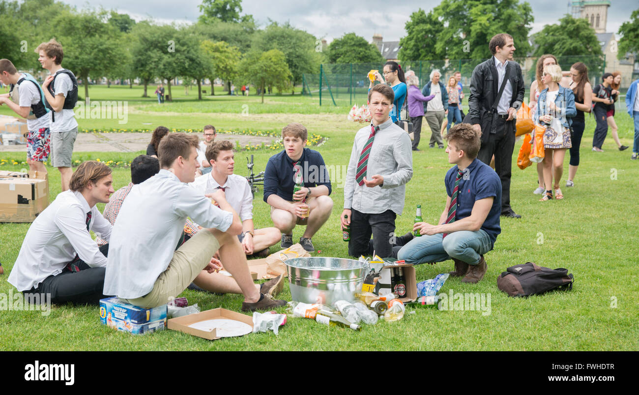 River Cam, Cambridge, UK. 12th June, 2016. Cambridge University Students Annual Cardboard Boat Race. Cambridge students wait for the boat race to start © Action Plus Sports/Alamy Live News Stock Photo