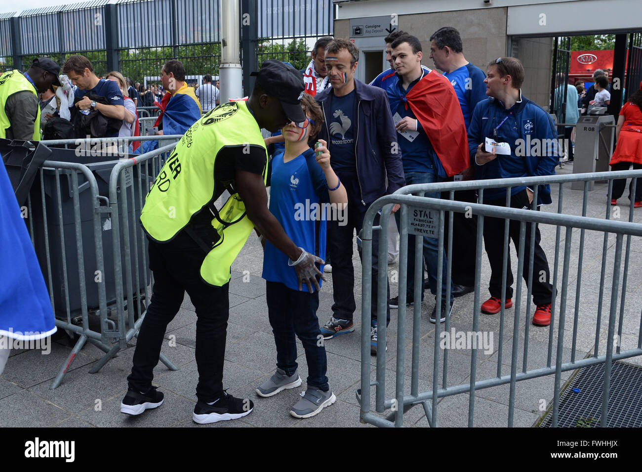 Photo police security football hi-res stock photography and images - Alamy
