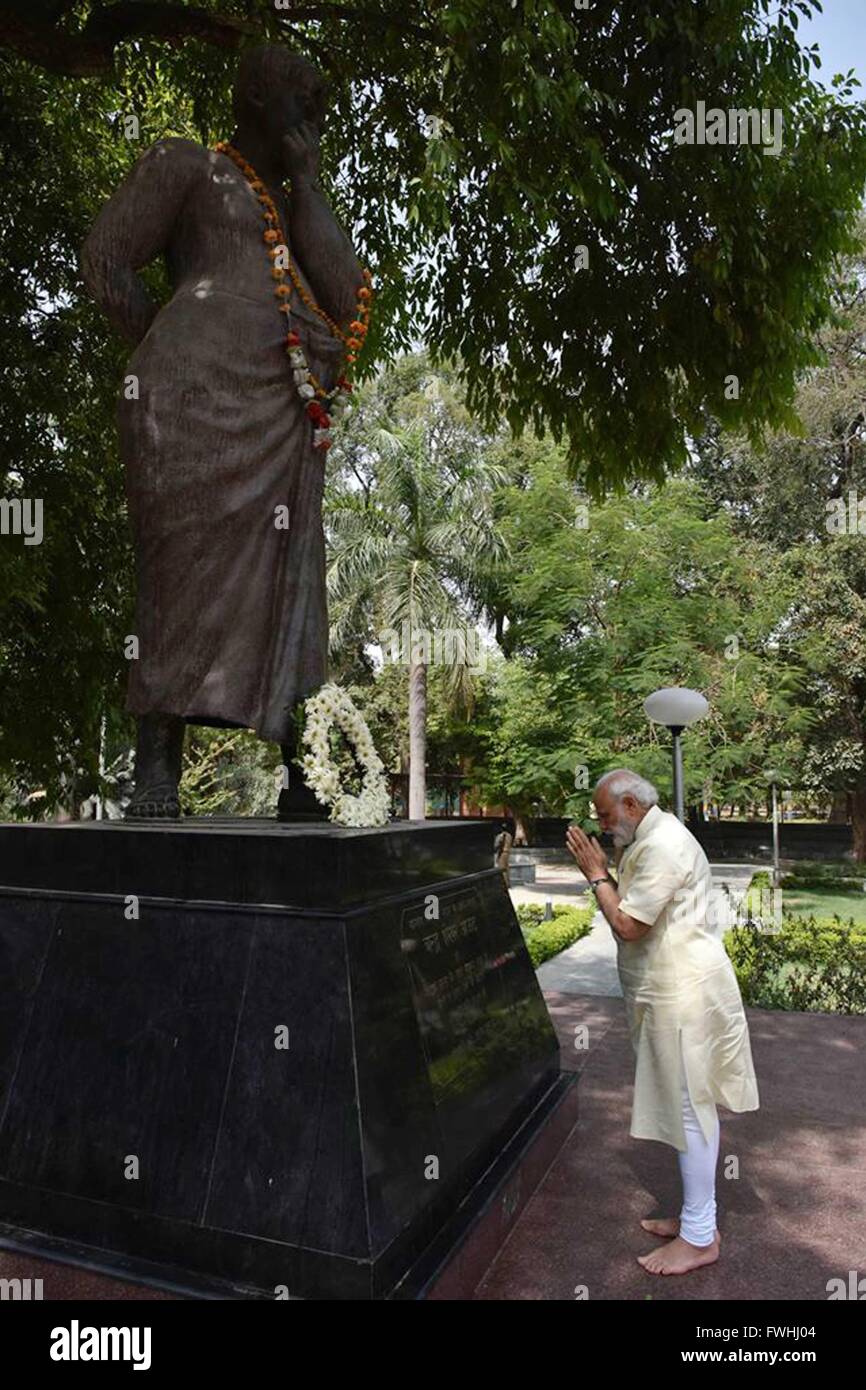Allahabad, India. 13th June, 2016. Prime minister Narendra Modi paying ...