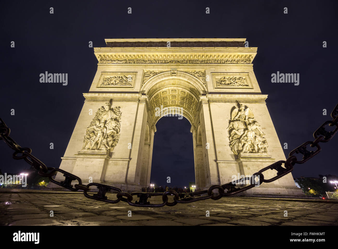 Arc de Triomphe and chain at night Stock Photo - Alamy