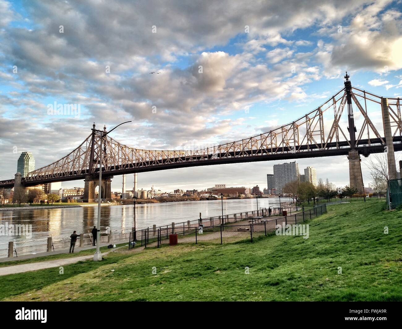 The manhattan bridge over the east river hires stock photography and