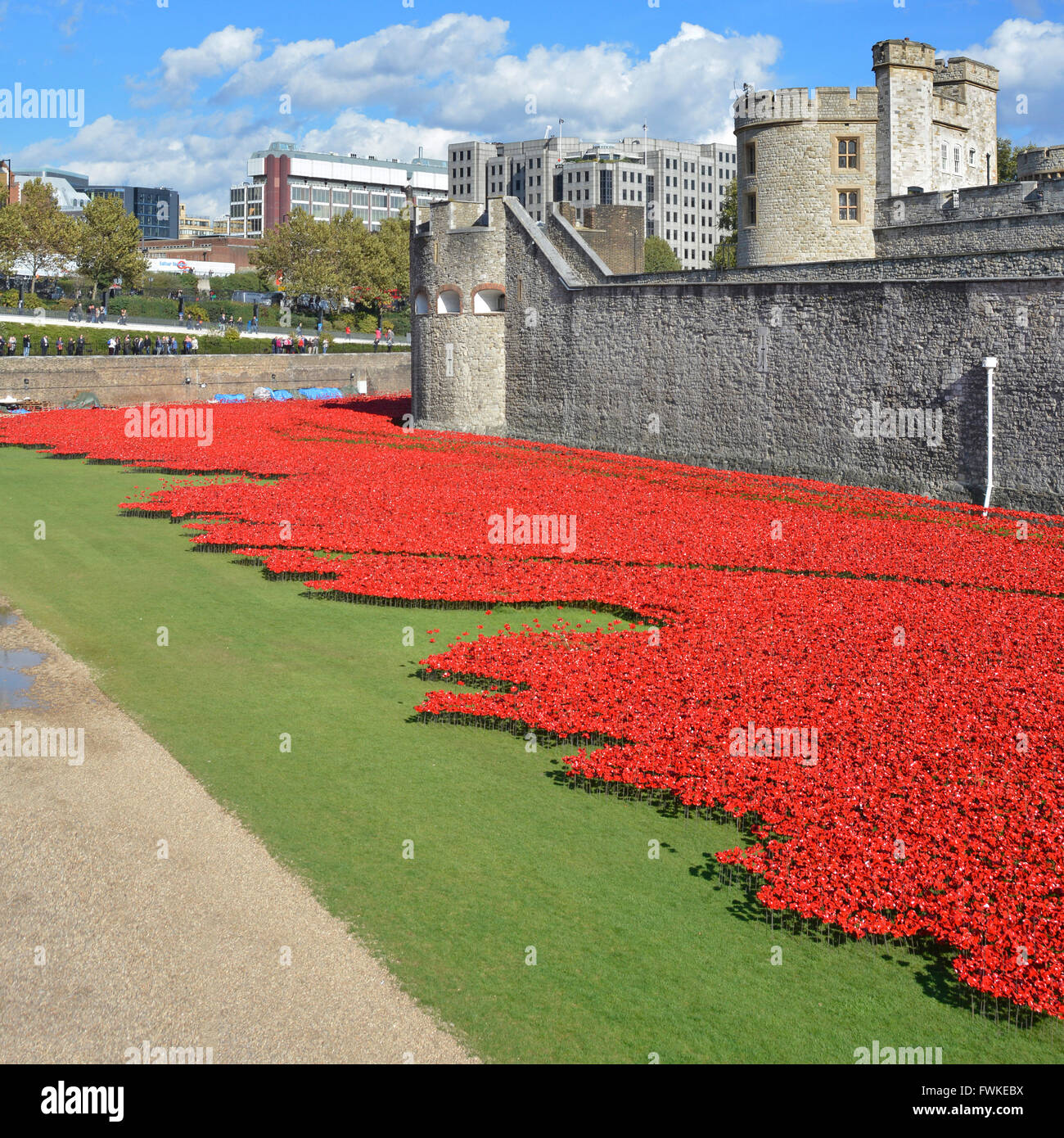 Field of red ceramic poppies Blood swept lands & seas of red World War 1 first world war tribute in dry moat at Historic Tower of London England uk Stock Photo