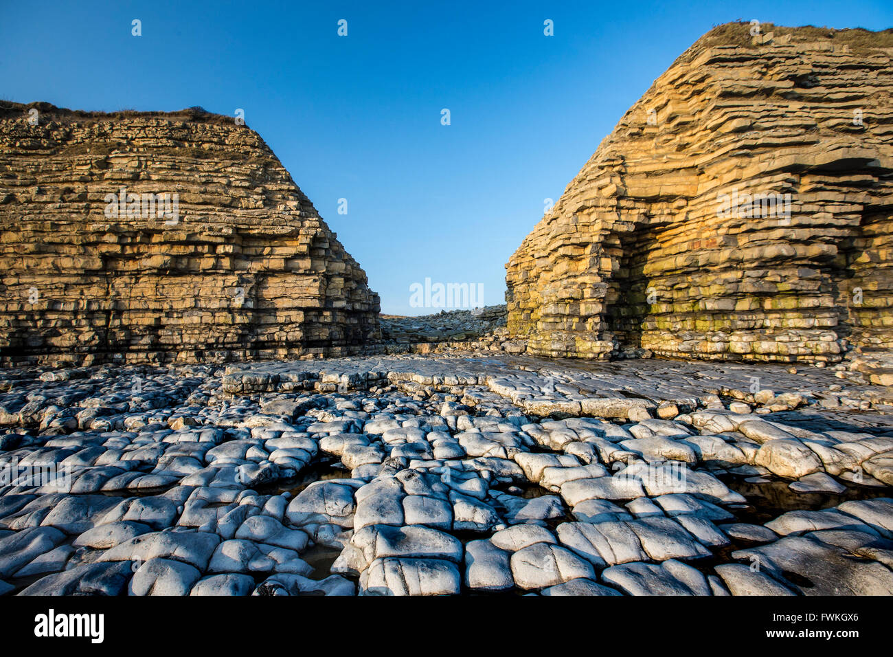 Rhoose Point Rocky Beach South Wales Blue Sky Stock Photo Alamy