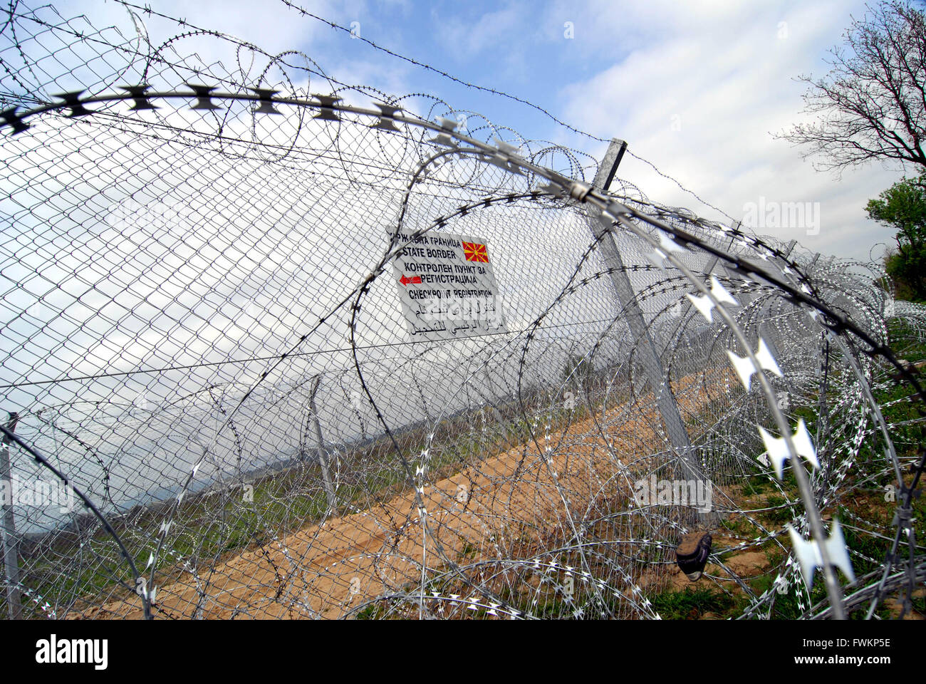 Europe,Greece/Macedonia, border Idomeni/Gevgelija, April 03, 2016 :Nets and barbed wire erected by the FYROM government to deny Stock Photo