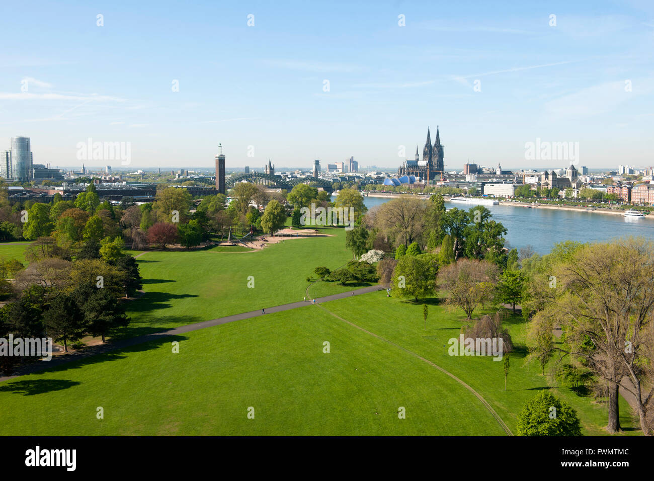Köln, Deutz, Blick aus der Rheinseilbahn auf den Rheinpark und den Dom Stock Photo