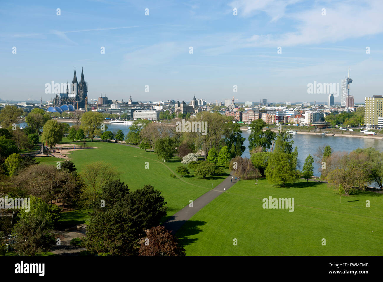 Köln, Deutz, Blick aus der Rheinseilbahn auf den Rheinpark und den Dom Stock Photo