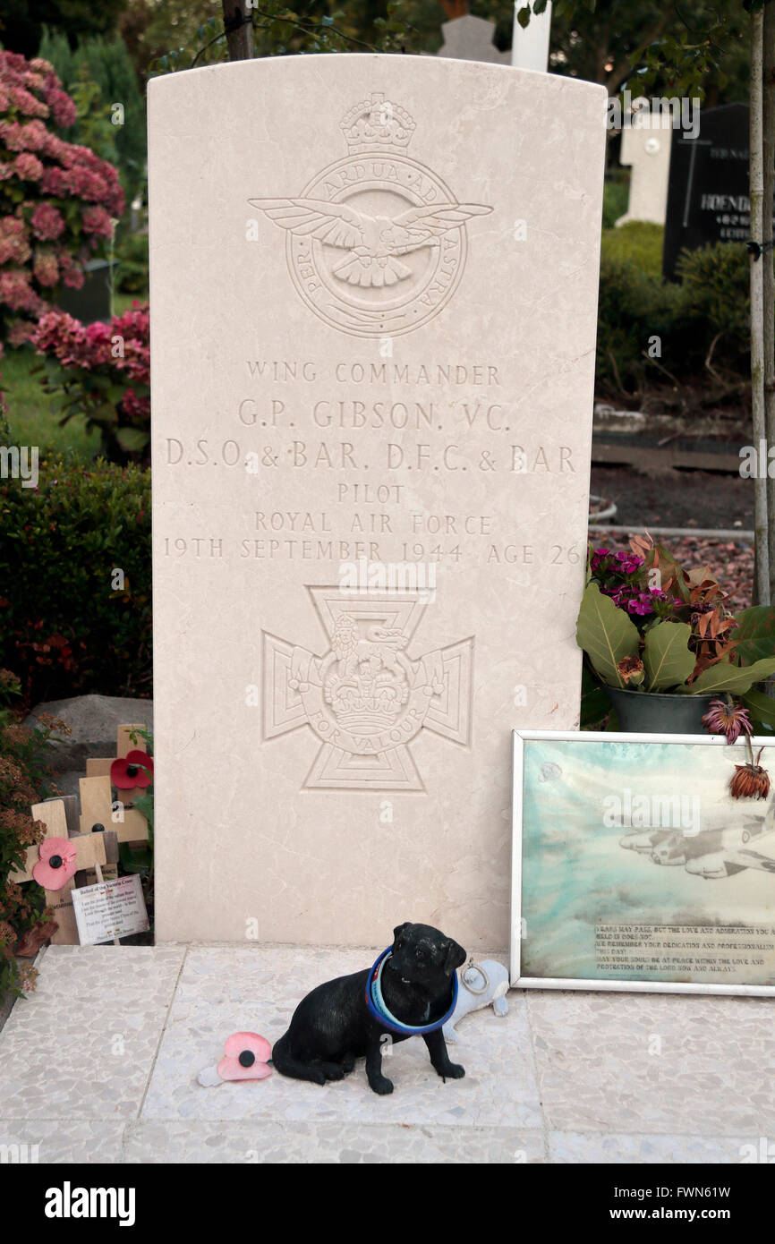 The grave of World War II RAF pilot, Guy Gibson in Steenbergen, Netherlands, (buried beside his navigator, Jim Warwick). Stock Photo