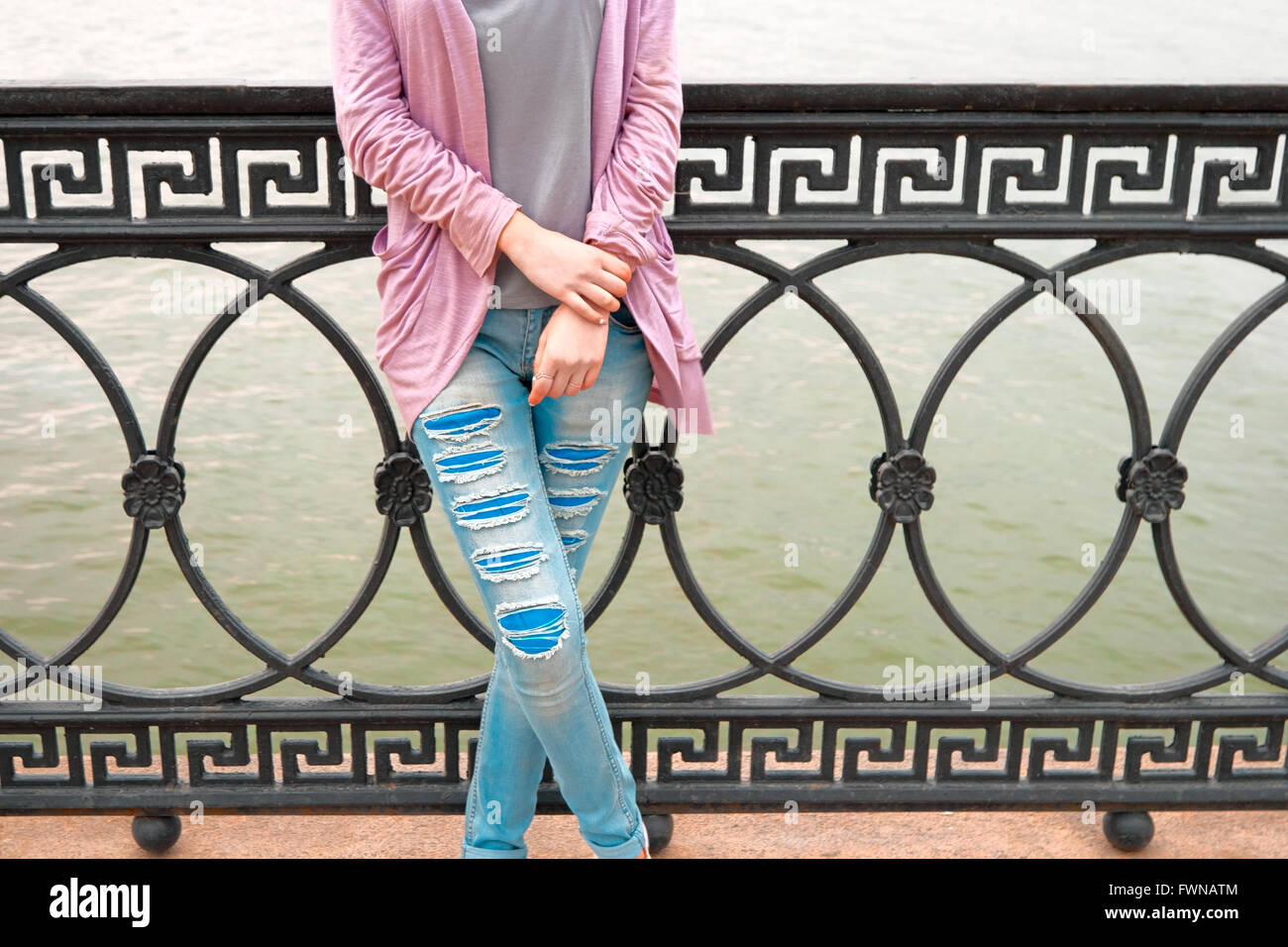 Beautiful women crossed legs hi-res stock photography and images - Alamy