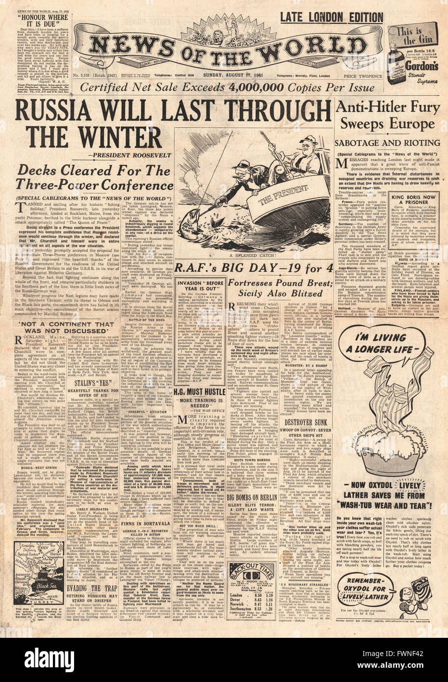 1941 front page News Of The World Roosevelt says Russia will resist through the winter Stock Photo