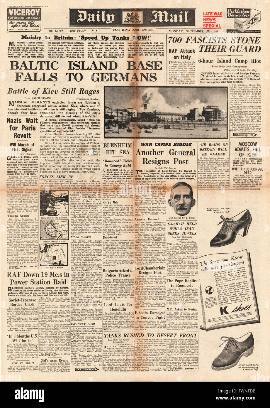 1941 front page Daily Mail German Army captures Baltic Island of Oesel Stock Photo