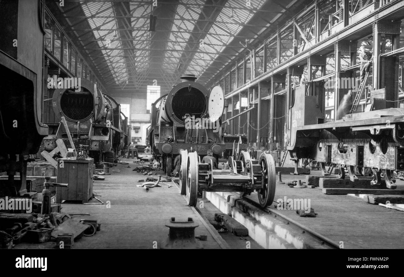 The erecting shop at Eastleigh Works. Left and centre are two H15 Class 4-6-0s and at right King Arthur Class 4-6-0 No 788 Stock Photo