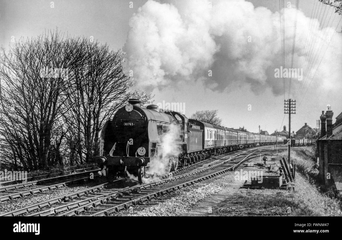 Southern Railway King Arthur class 4-6-0 No. 30765 'Sir Gareth' at Broadstairs with a superb rake of new mark 1 coaches. Stock Photo
