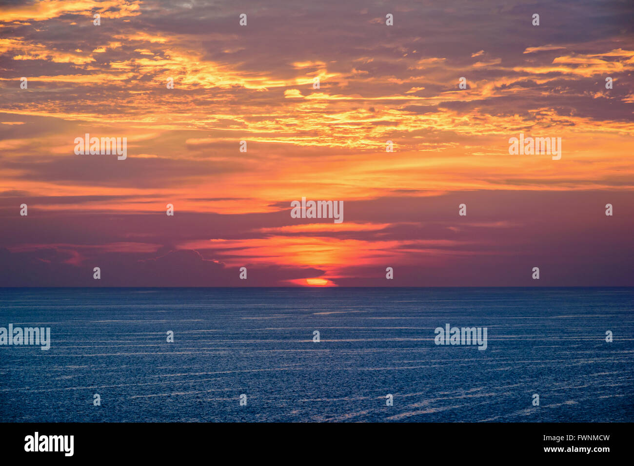 Sunset sky over sea background hi-res stock photography and images - Alamy