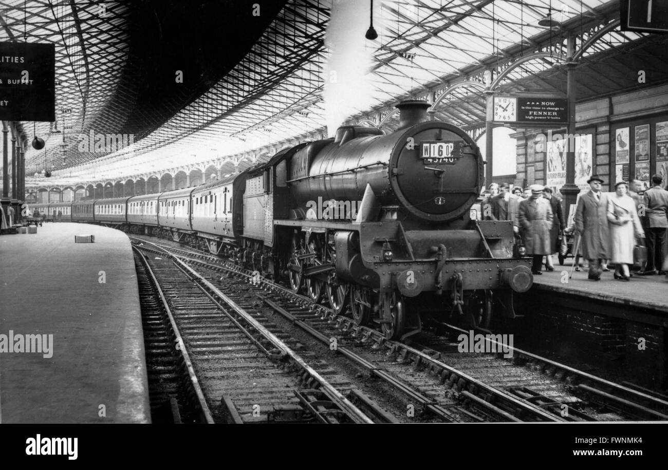 LMS Jubilee Class 4-6-0 No 45740 'Munster' arrives at London Euston with a packed train. Stock Photo