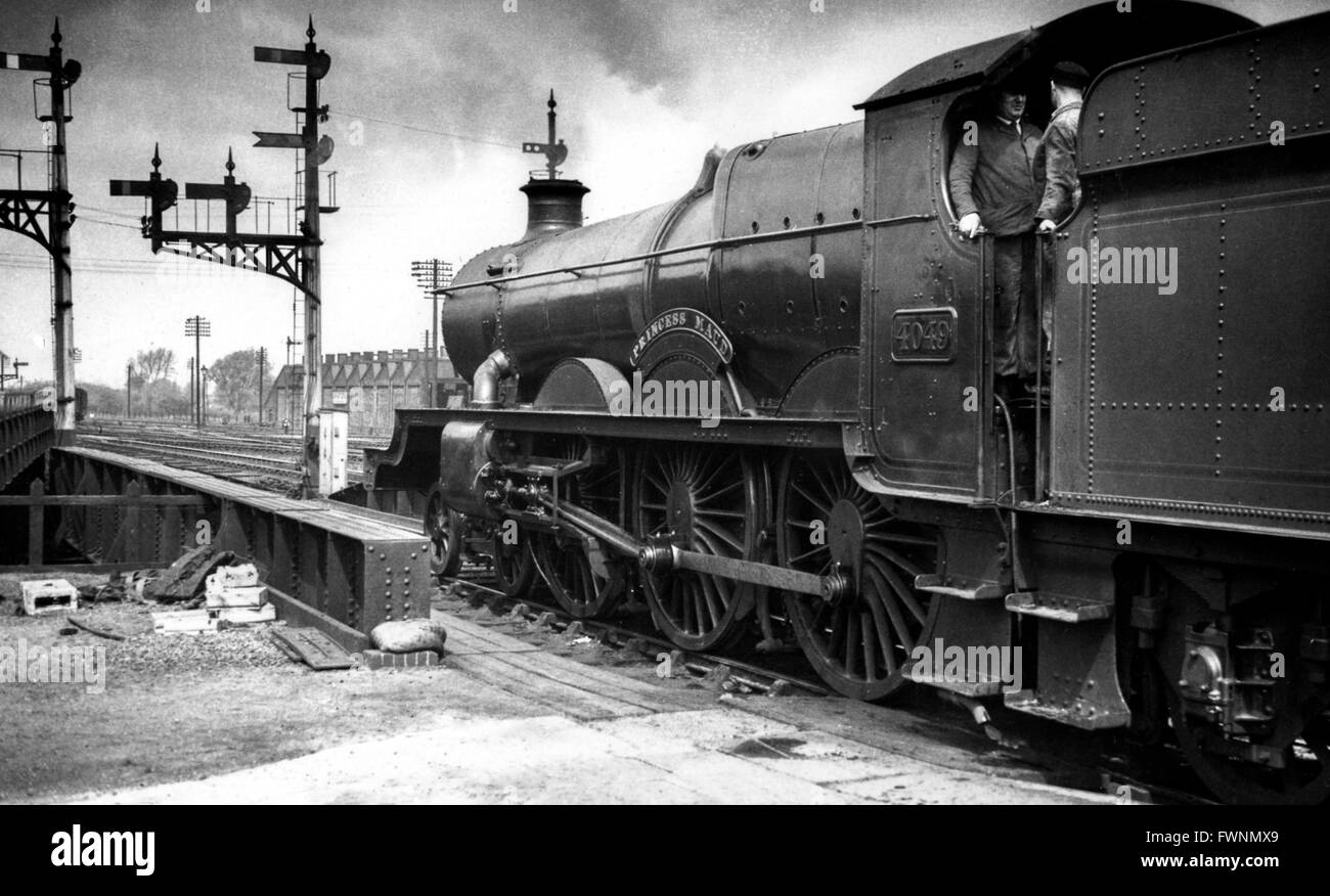 A Star at Oxford. Great Western 4-6-0 No 4049 'Princess Maud' with the LNER engine shed in the background. Stock Photo