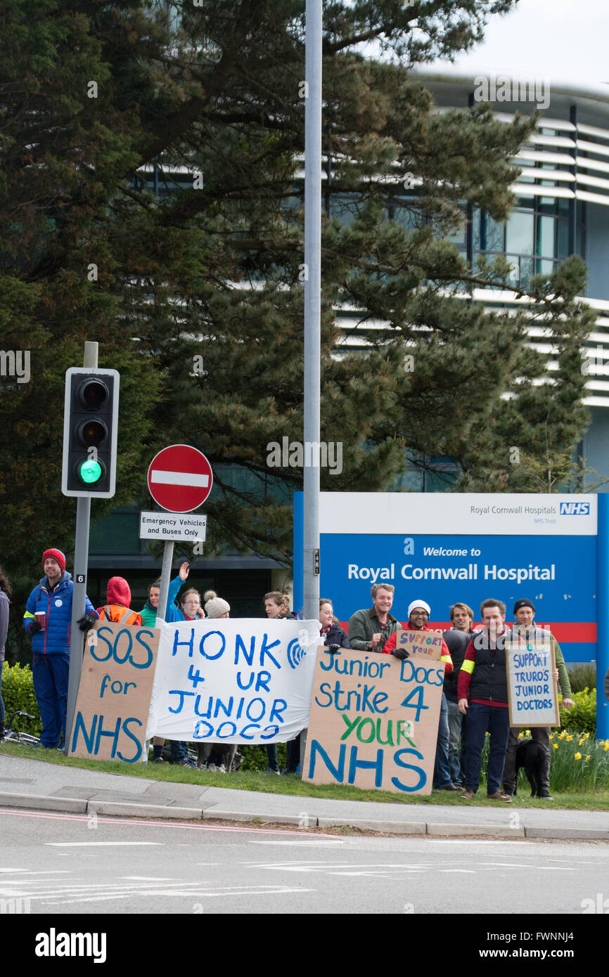 Truro, Cornwall, UK. 6th April 2016. Junior doctors on strike outside the Royal Cornwall Hospital. Credit:  Simon Maycock/Alamy Live News Stock Photo