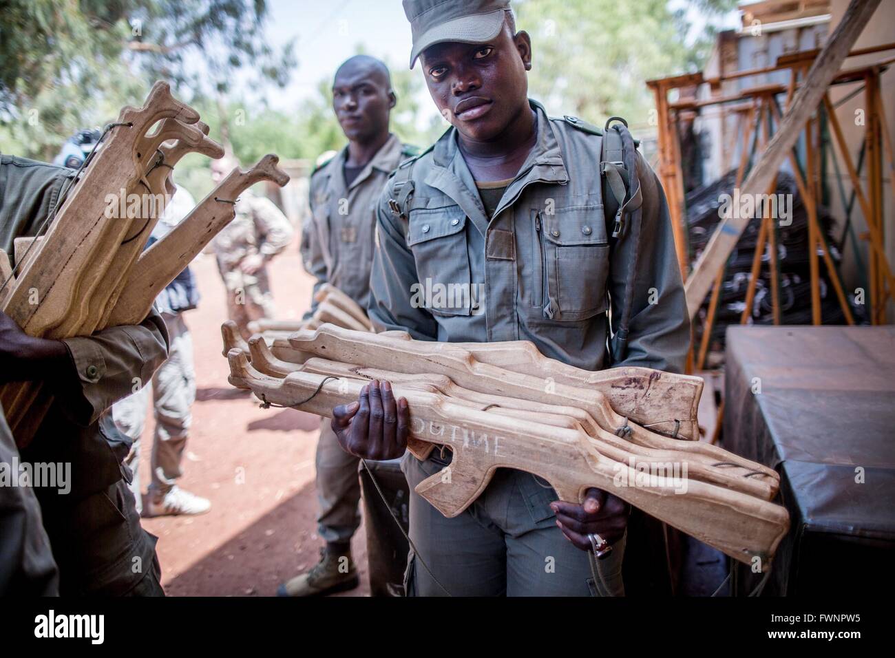 Koulikoro, Mali. 6th Apr, 2016. A Malian soldier holding wooden rifles at the traning mission EUTM in Koulikoro, Mali, 6 April 2016. Soldiers of the German army train soldiers of the Malian forces as part of the Mali Training Task Force. PHOTO: MICHAEL KAPPELER/dpa/Alamy Live News Stock Photo