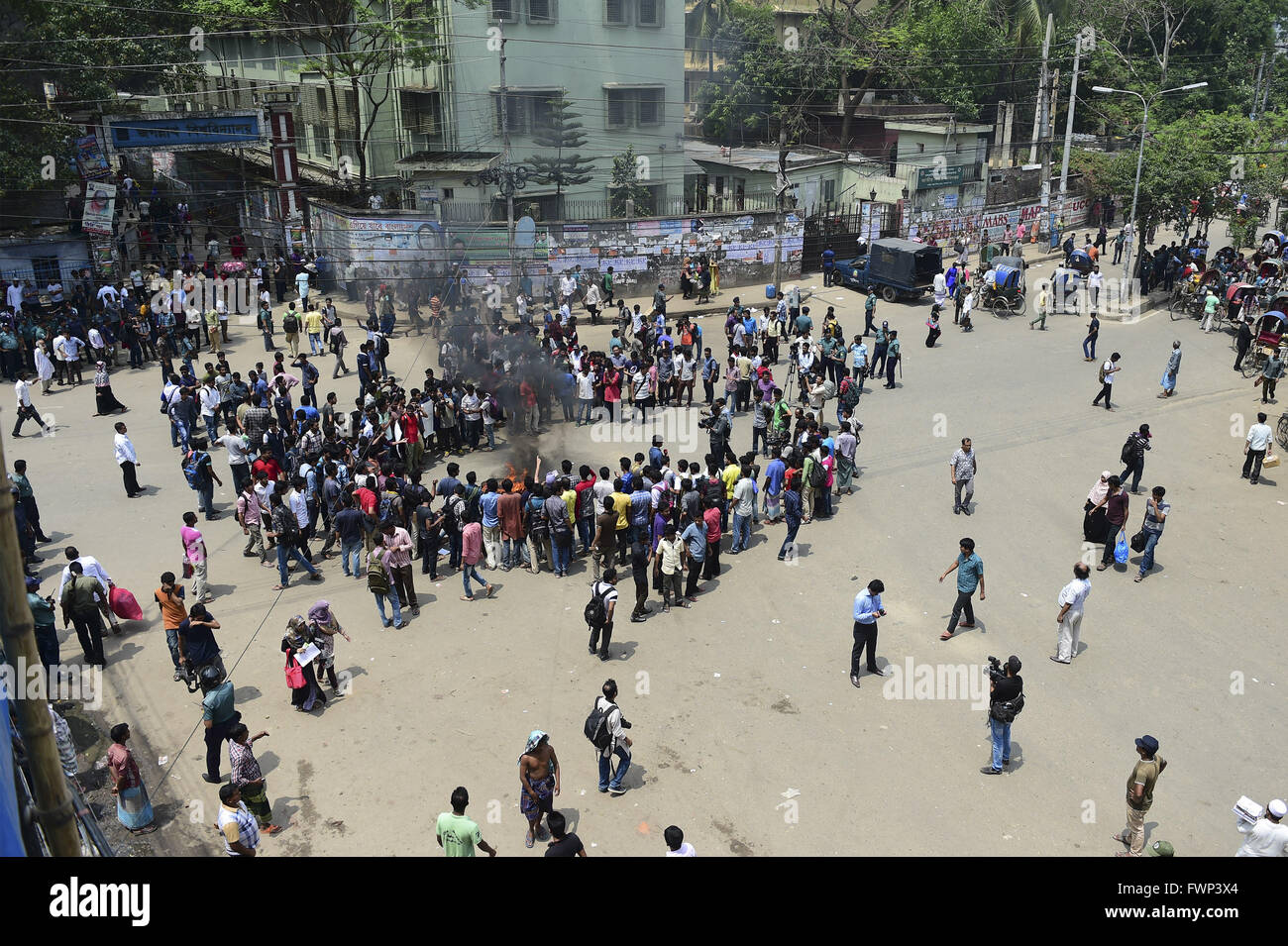 Dhaka. 7th Apr, 2016. Bangladeshi students set fire during a protest against the murder of Nazimuddin Samad in Dhaka, Bangladesh, April 7, 2016. Unidentified attackers on Wednesday night hacked Bangladeshi student Nazimuddin Samad to death in the capital of Dhaka. Credit:  Xinhua/Alamy Live News Stock Photo