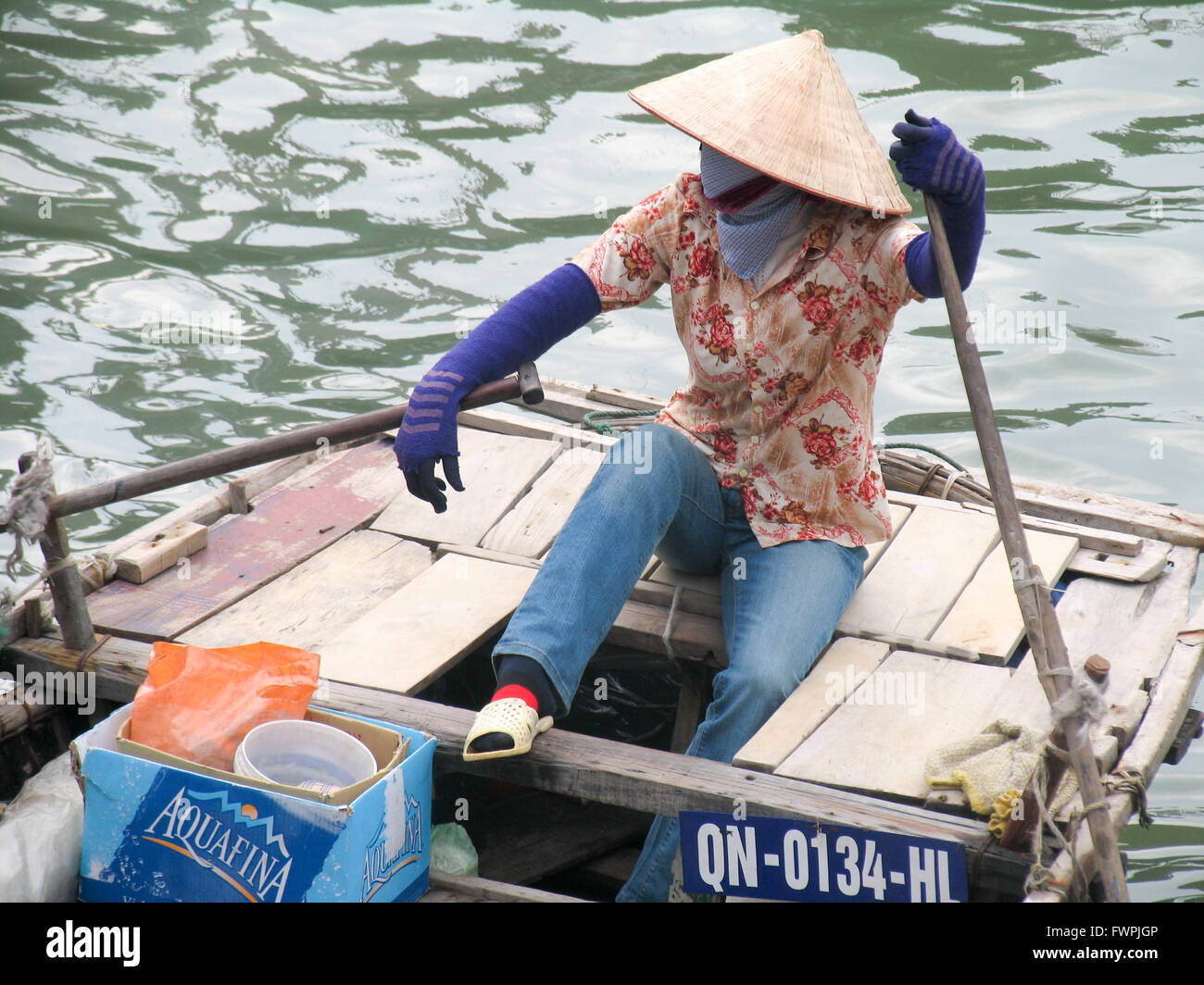 Vietnamese woman with sun hat and face mask hi-res stock photography and  images - Alamy