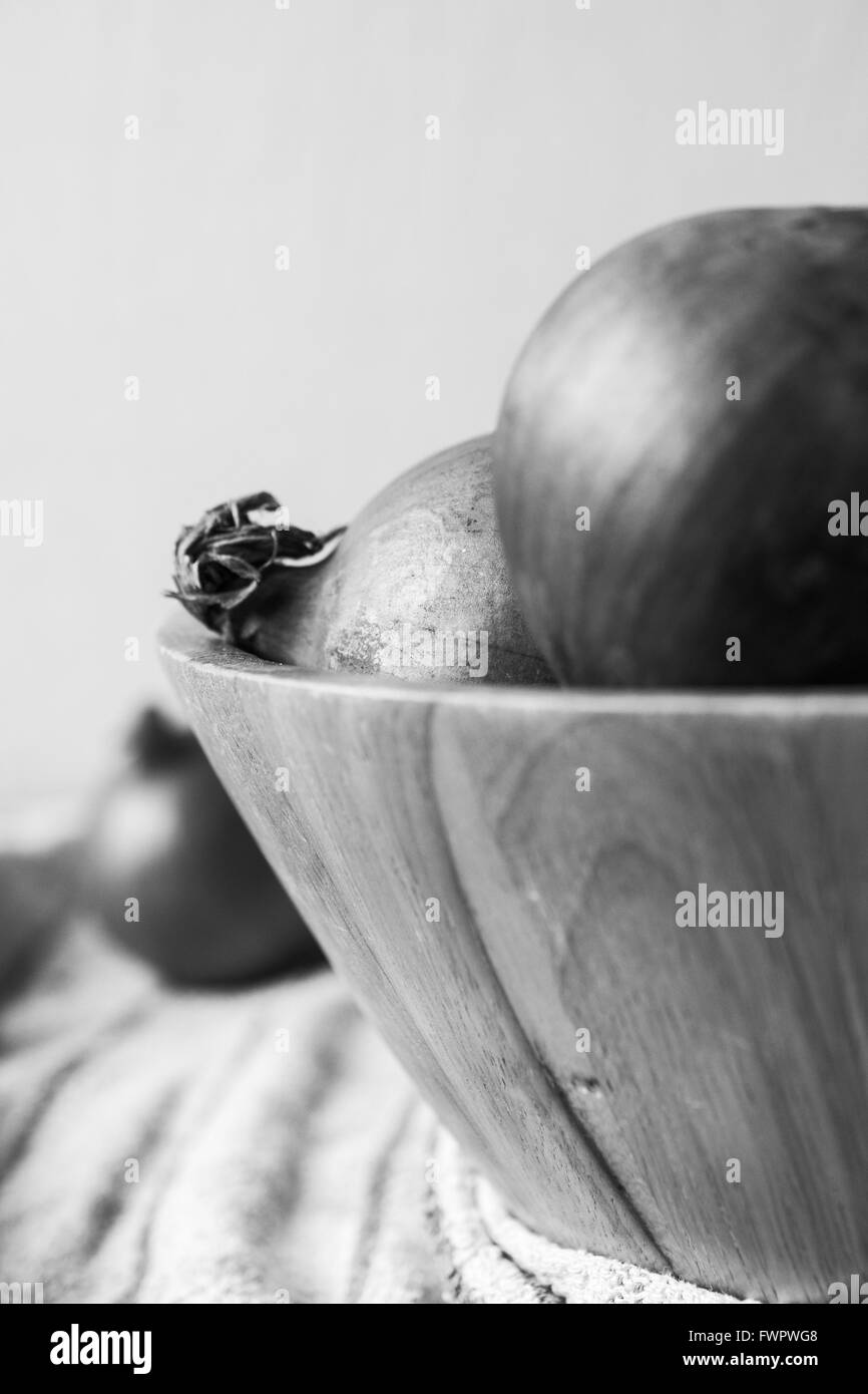 raw whole onions in a bowl Stock Photo