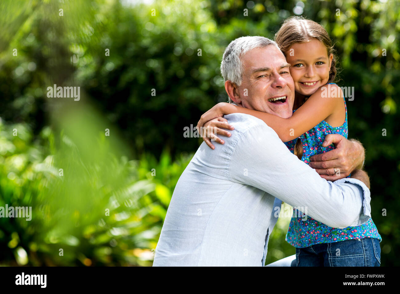 Внучка занимается с дедушкой. Дед обнимает внучку. Обнимает дедушку. Мальчик обнимает Деда. Объятия дедушки.