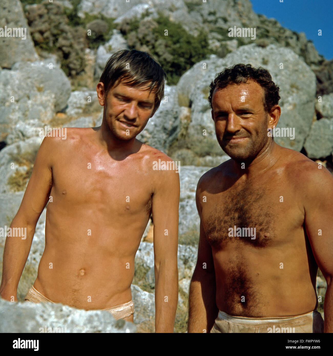 The Day the Fish Came Out, aka: Der Tag an dem die Fische kamen,  Griechenland/Großbritannien/USA 1967, Regie: Mihalis Kakogiannis,  Darsteller: Tom Courtenay (links), Paris Alexander Stock Photo - Alamy