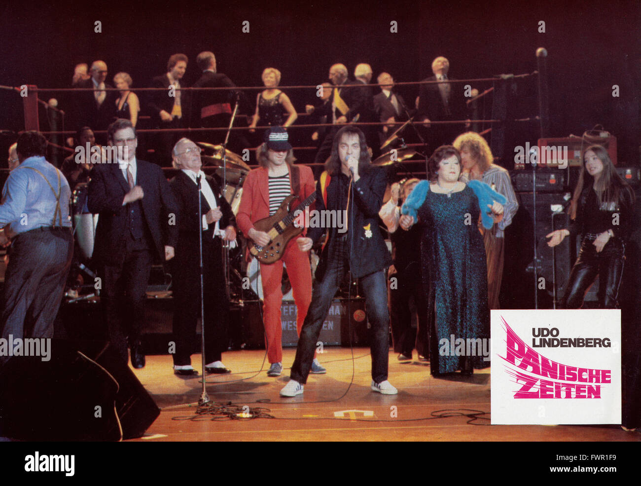 Panische Zeiten, Deutschland 1980, Regie: Peter Fratzscher, Udo Lindenberg,  Darsteller: Udo Lindenberg in concert ohne Hut Stock Photo - Alamy