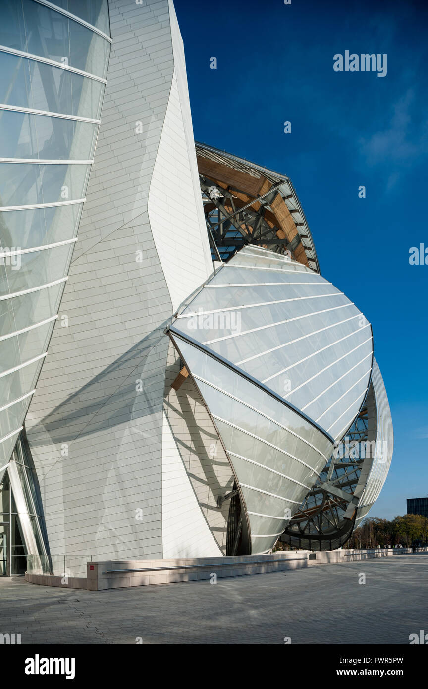 Crowd In Front Of The Louis Vuitton Foundation Building In Paris Stock  Photo - Download Image Now - iStock