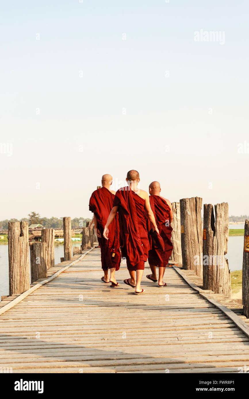 Buddhist monk u bein sunset hi-res stock photography and images - Alamy