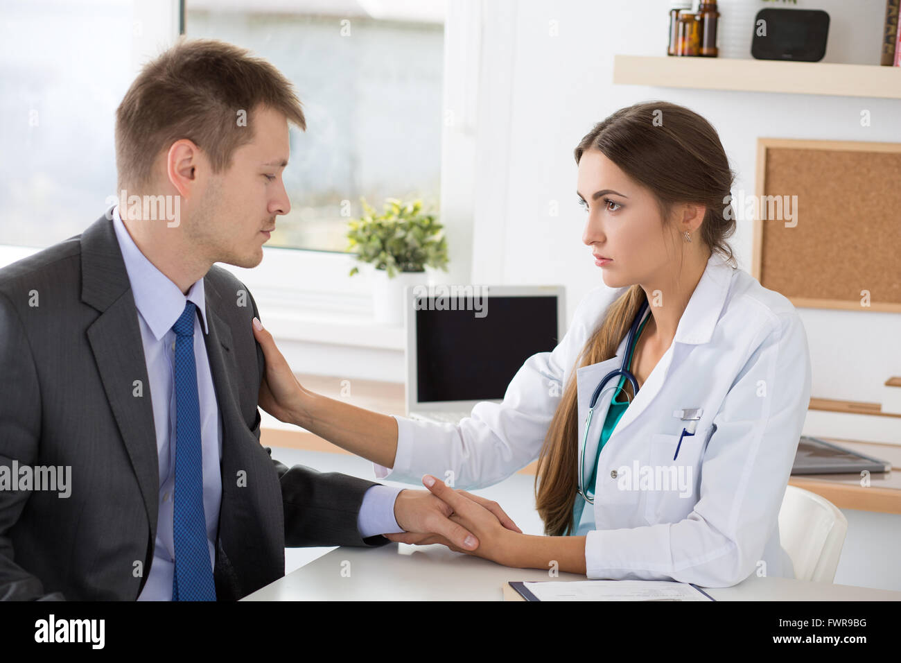 парень и девушка медики. доктор и пациентка поцелуй. девушка у доктора мужчины. медсестра и мужчина. мужчина на приеме у врача.