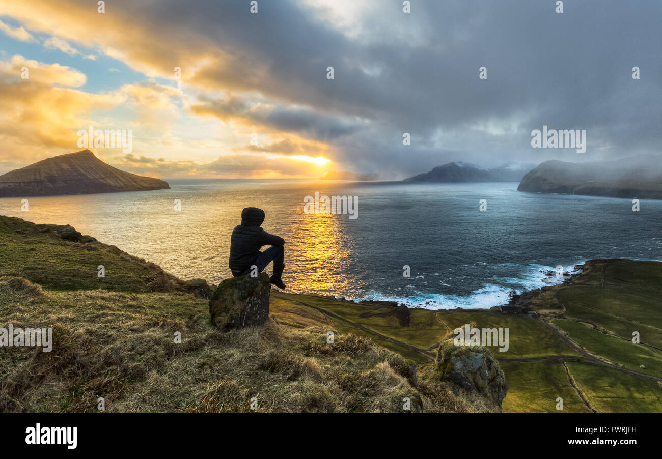 Man cliff sunset hi-res stock photography and images - Alamy