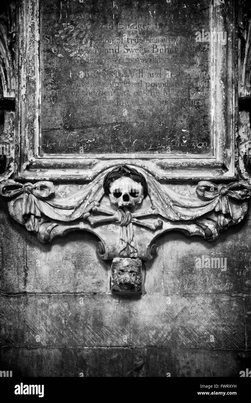 Skull and crossbones carved stone in Tewkesbury Abbey. Tewkesbury, Gloucestershire, England. Black and White Stock Photo