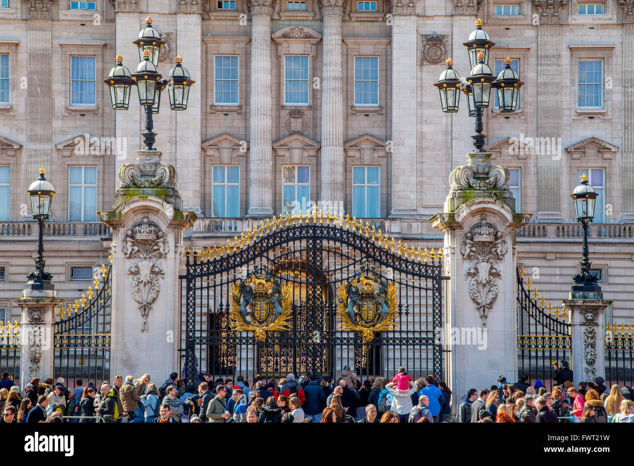 Crowds in front of Buckingham Palace gates, London Stock Photo