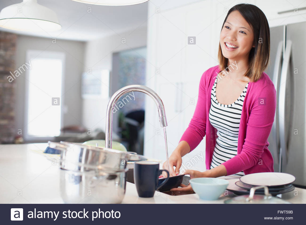 She the dishes already. Грустная женщина моет посуду. Women in Kitchen washing. Happy woman washing Strawberries. Blue dish woman.